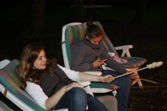 14 Antonia und Marie am Lagerfeuer